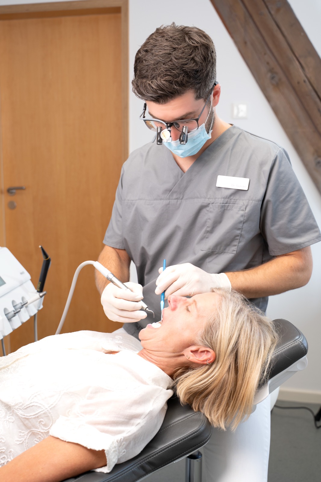 Dr. Gundel bei der Behandlung einer Patientin