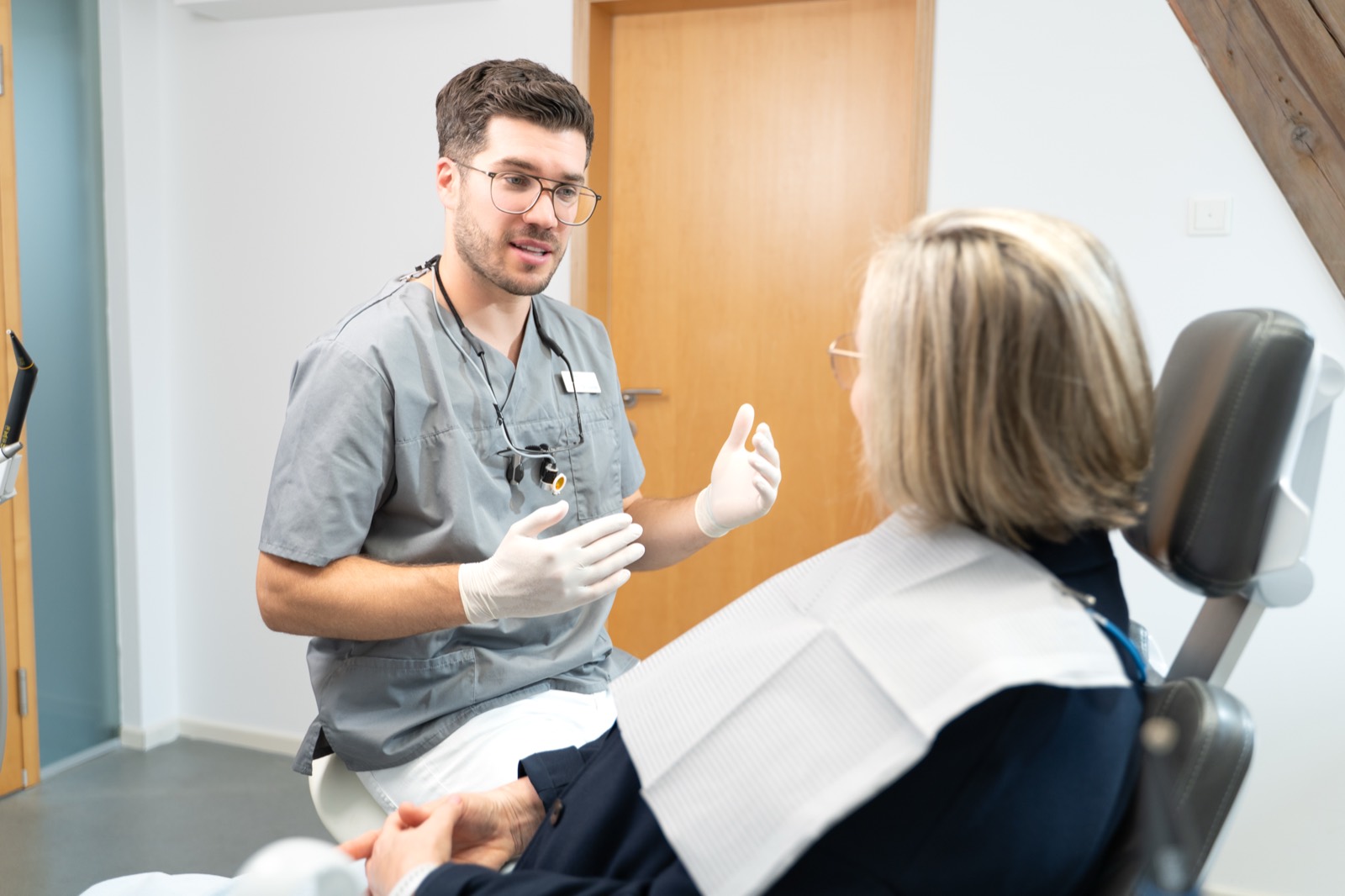 Dr. Gundel im Gespräch mit einer Patientin